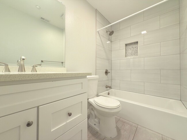Building Photo - Spacious 4-Bedroom Home in Private Sylmar ...