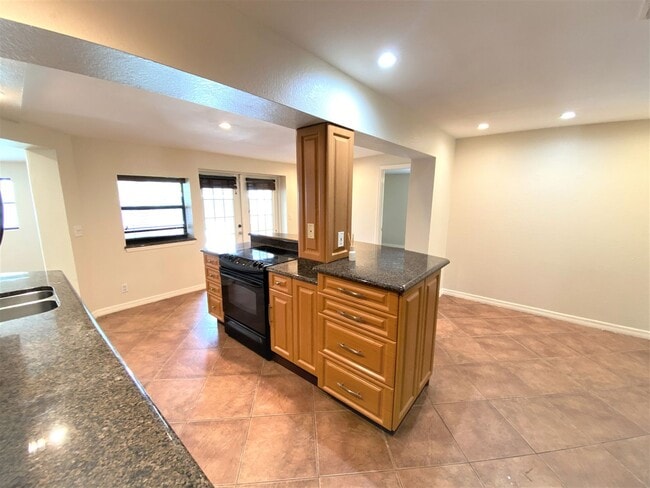 Building Photo - ** SOUTH NAPLES ** 4 BED / 3.5 BATH ** POOL** NO HOA ** PETS OK **ANNUAL **