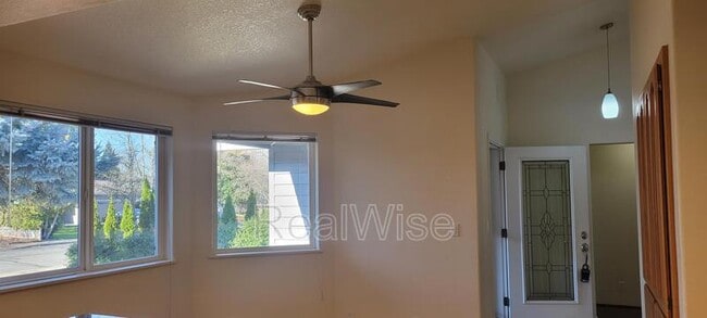 Building Photo - 1267 SW Ironwood Dr