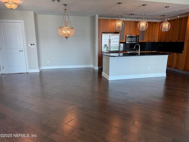 Building Photo - 1431 Riverplace Blvd