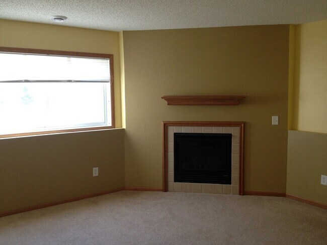 Building Photo - Great location *3bd*2.5Bth End Unit Townhome Avail July 1 2026