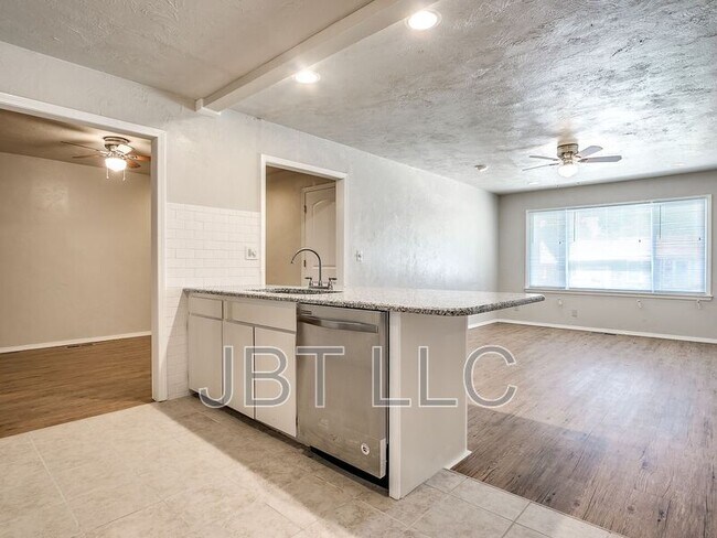 Building Photo - 2132 Andover Ct