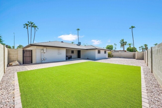 Building Photo - 1922 E Laguna Dr