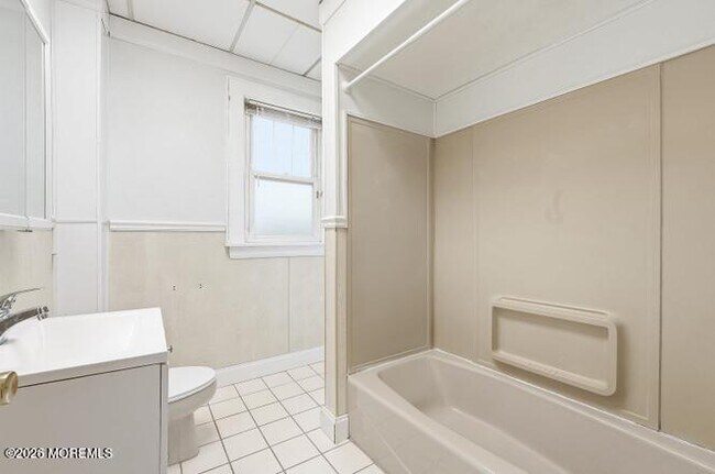 Building Photo - 144 Crestwood Ave