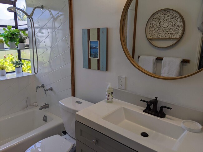 Attached bathroom to main bedroom - 426 Ilimano St
