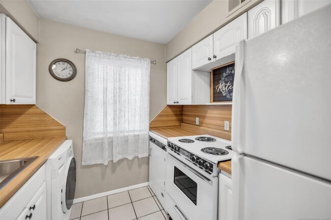 Building Photo - Beautiful move in ready first story condo.