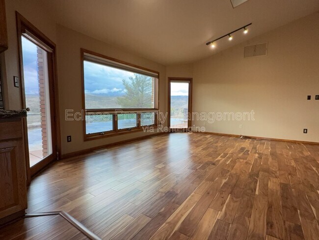 Building Photo - 2737 Sierra Vista Dr