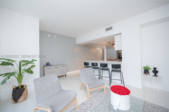 Building Photo - 1300 Brickell Bay Dr
