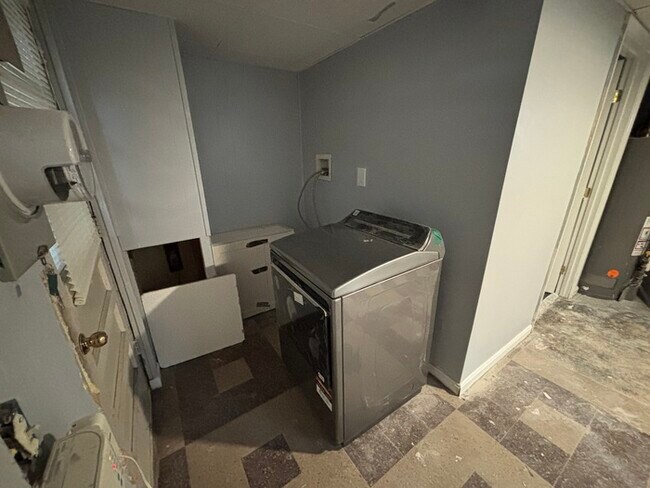 Building Photo - 3 bedroom 2 bathrooms