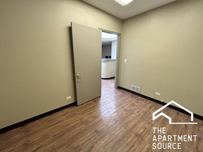 Building Photo - 4956 W Irving Park Rd