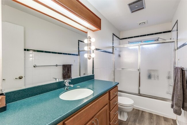 Building Photo - 4002 Biscay Dr