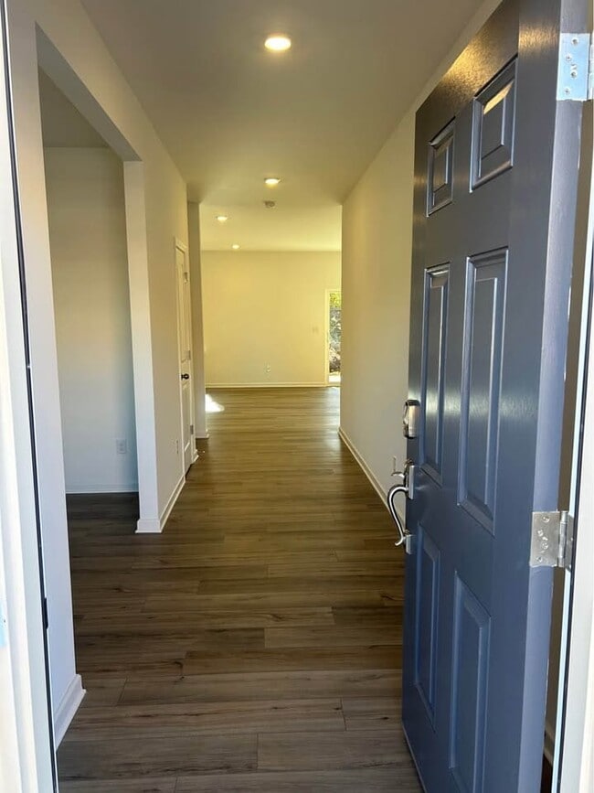 Building Photo - 514 Madison Lakeview Dr