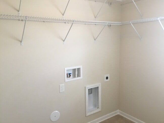 Building Photo - End Unit Townhome with Tons of Extra Storage!