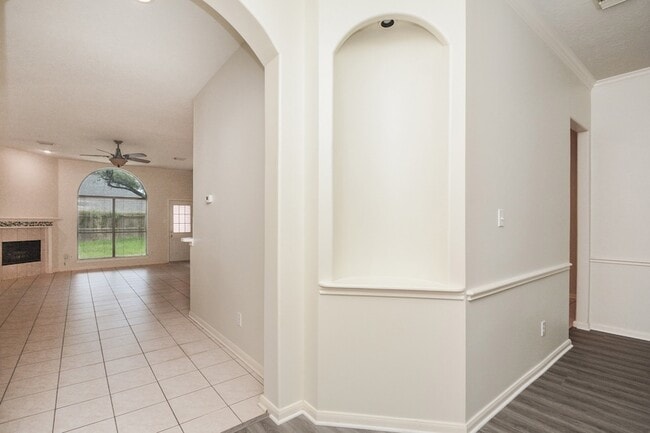 Building Photo - 918 Tennyson Dr