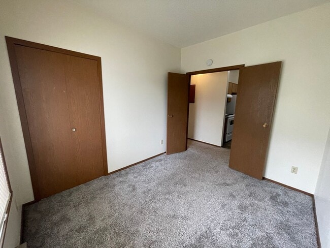 Building Photo - Spacious 3 bedroom, 1 bath Located in West Fargo.