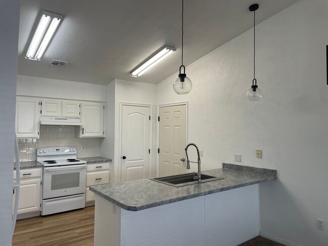 Building Photo - Great 3 bedroom, 2 bathroom home in Hurricane!!