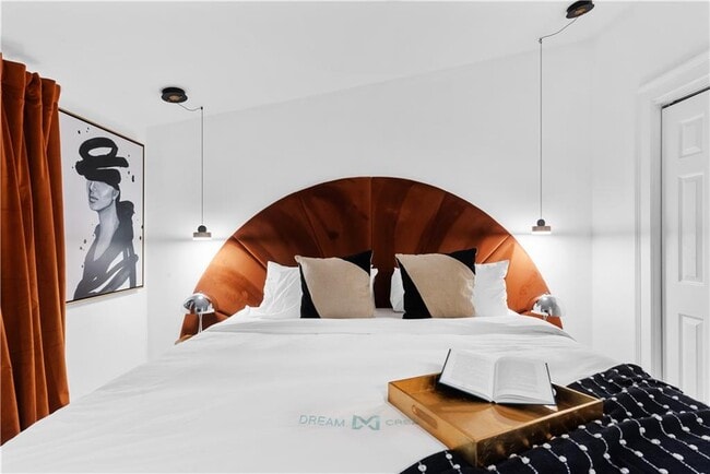 Building Photo - 720 Mollie St SE