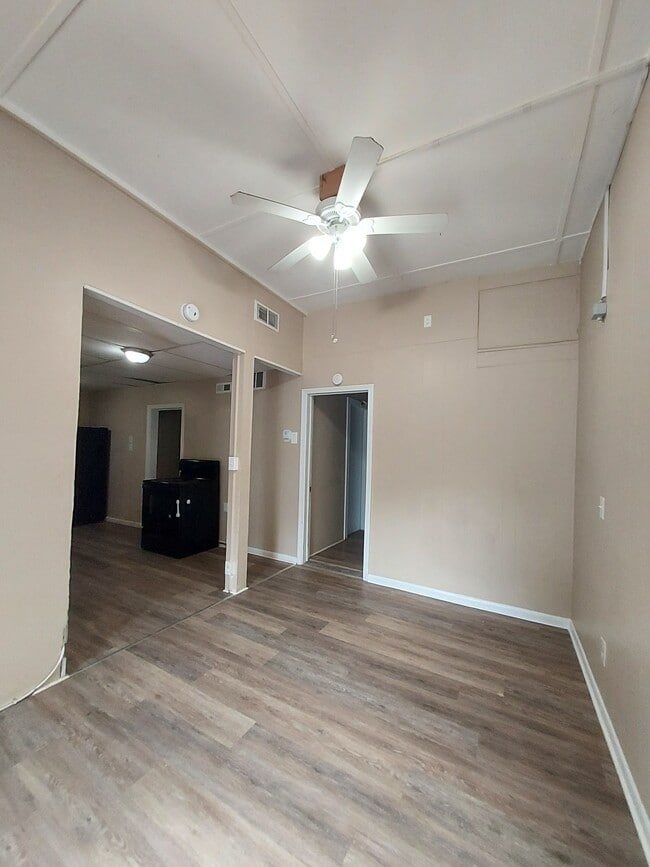 Building Photo - 401 N Mulberry St