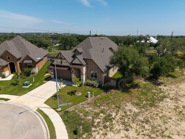 Building Photo - 1747 Dunvegan Pk
