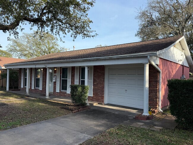 Building Photo - 7 Maple Ln