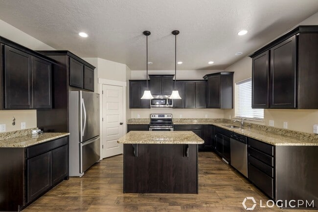 Building Photo - Stunning Single Family Home In Excellent L...