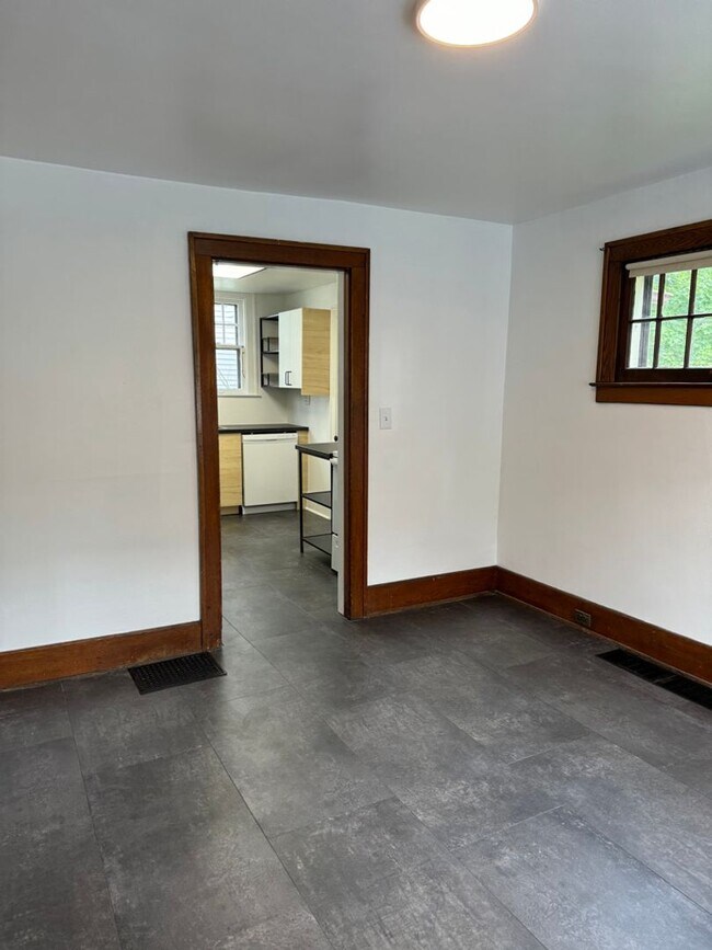 Building Photo - 845 E University Ave