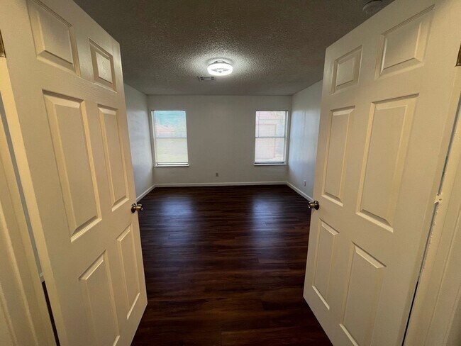Building Photo - Bright & Beautifully Renovated 3 Bed, 2 Ba...