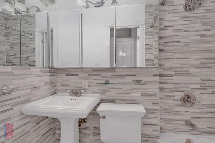 Building Photo - 44 E 1st St