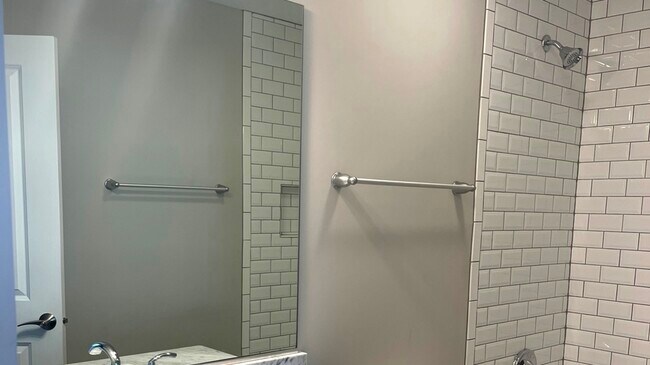 Building Photo - 948 Madison St