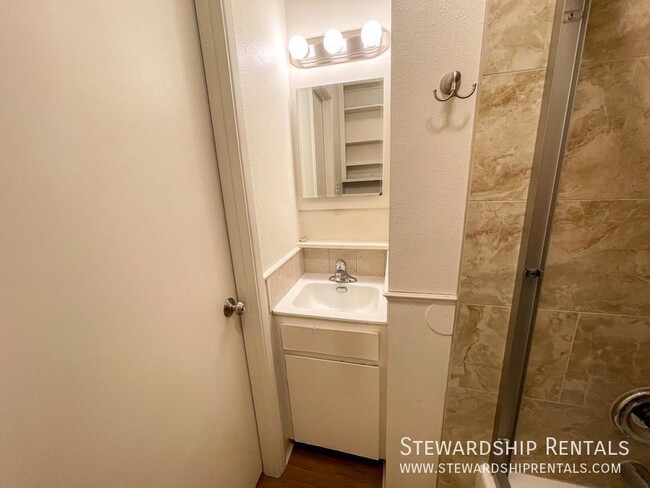 Building Photo - 893 W 5th Ave