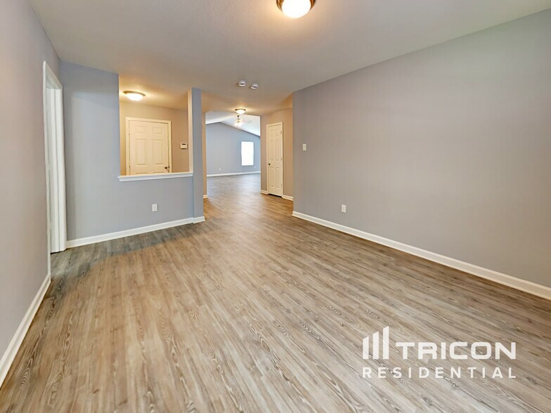 Building Photo - 3367 Pikes Peak Dr