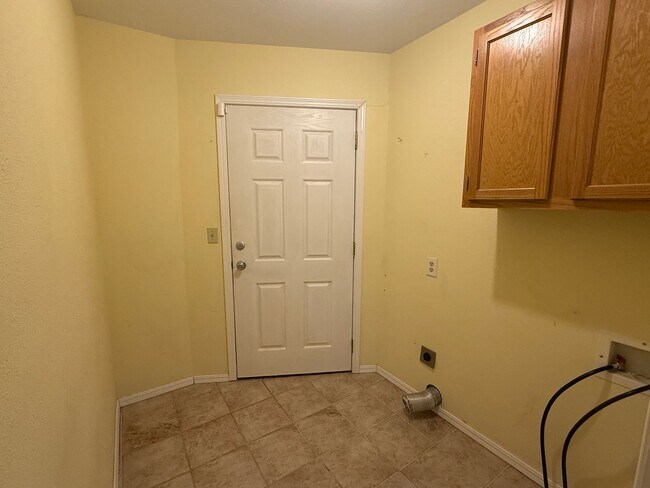 Building Photo - Kellysville 2 bedroom Plenty of Parking, Large fenced yard