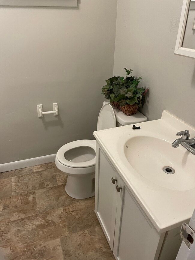 Hall Bath - 2640 Tates Creek Rd