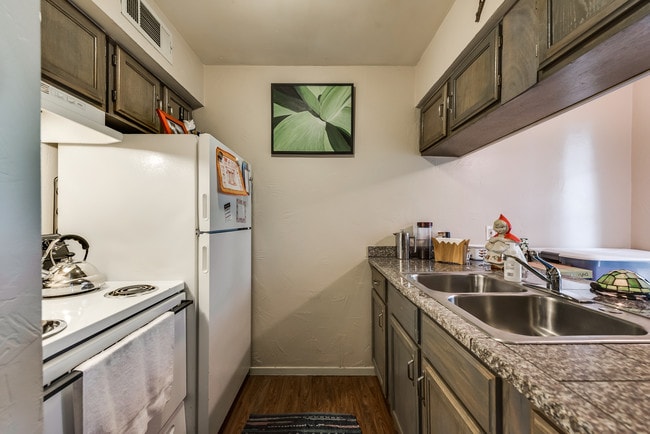 Building Photo - 5825 Reiger Ave