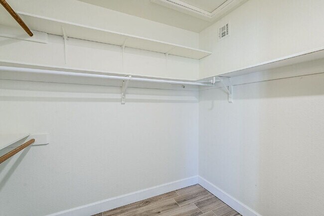 Building Photo - 10207 S 43rd Pl