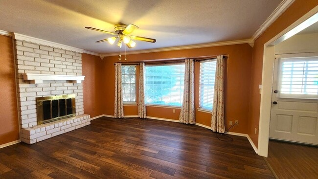 Building Photo - Beautiful 3 Bed 2 Bath Corner Lot