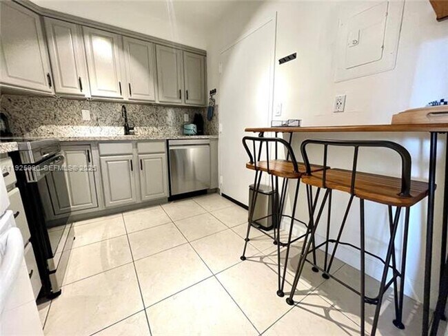 Building Photo - 10101 E Bay Harbor Dr