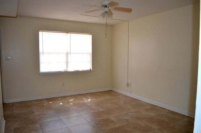 Building Photo - Charming 2-Bed Townhouse Retreat in Fort W...