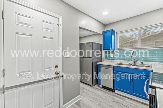 Building Photo - 3340 N Sherman Dr