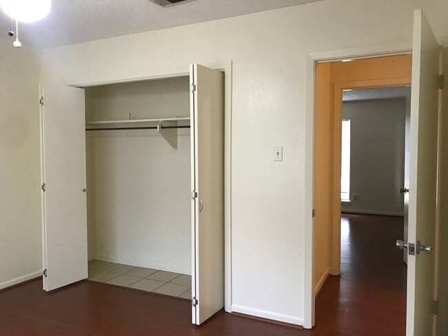 Building Photo - Close to Barksdale Air Force Base... Large yard that backs up to Park!!!