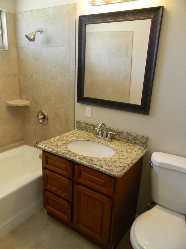 Building Photo - 1404 E Sycamore Ave