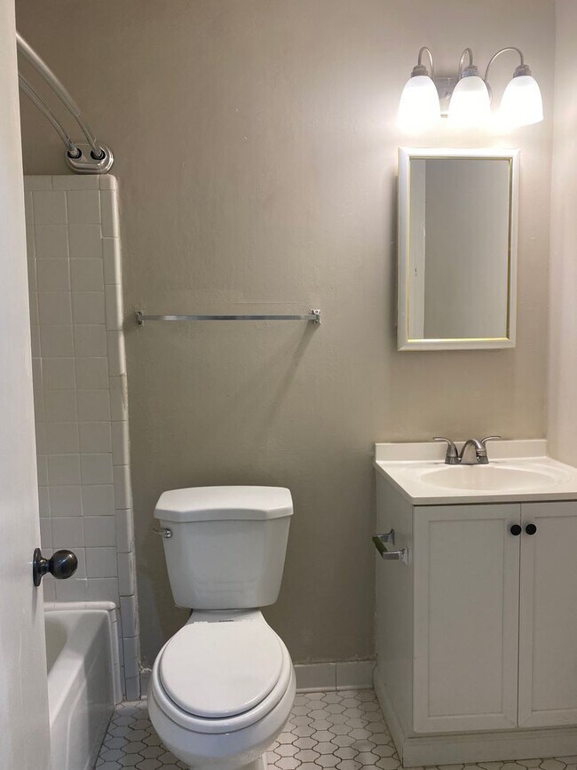 Building Photo - Dreamy 3 bedroom !