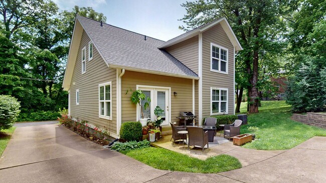 Building Photo - 3 Bed/4.5 Bath Crescent Hill Charmer with 2 Car Garage