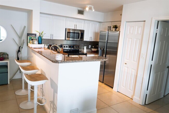 Building Photo - 1155 Brickell Bay Dr