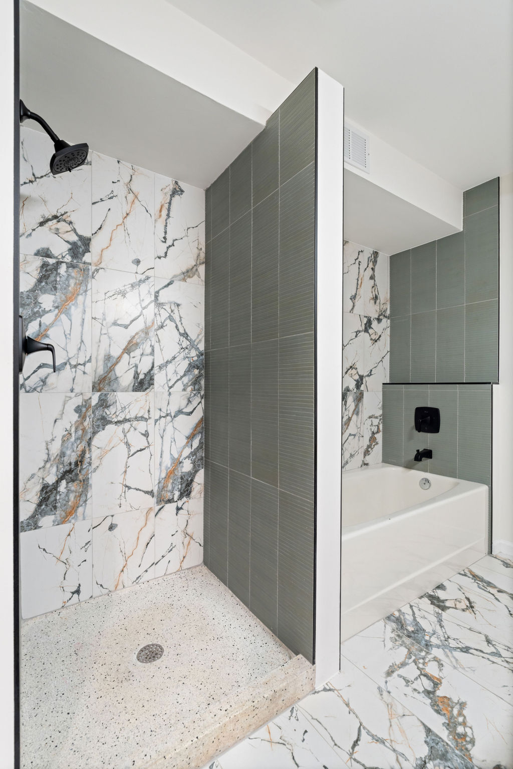 Building Photo - 823 W Roscoe St