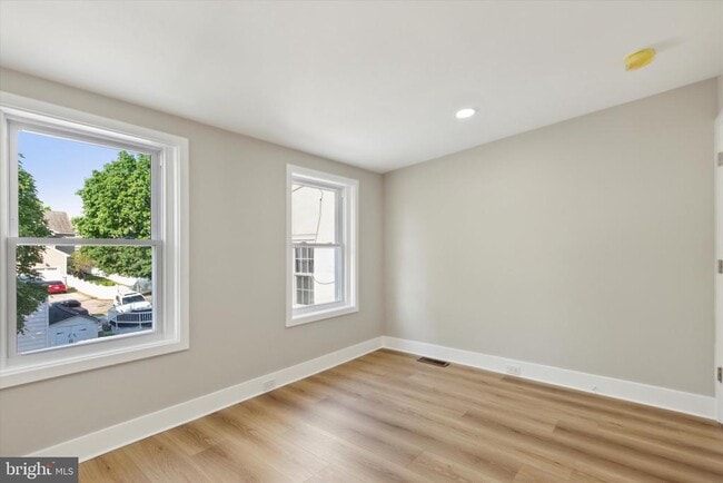 Building Photo - 247 E 6th Ave