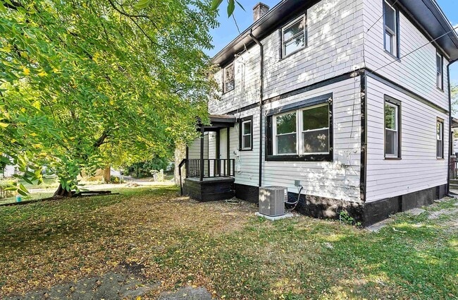 Building Photo - 2051 Thompson Ave