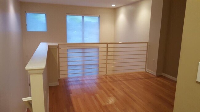 Building Photo - Modern Townhouse for rent (2bdrm; garage; yard)