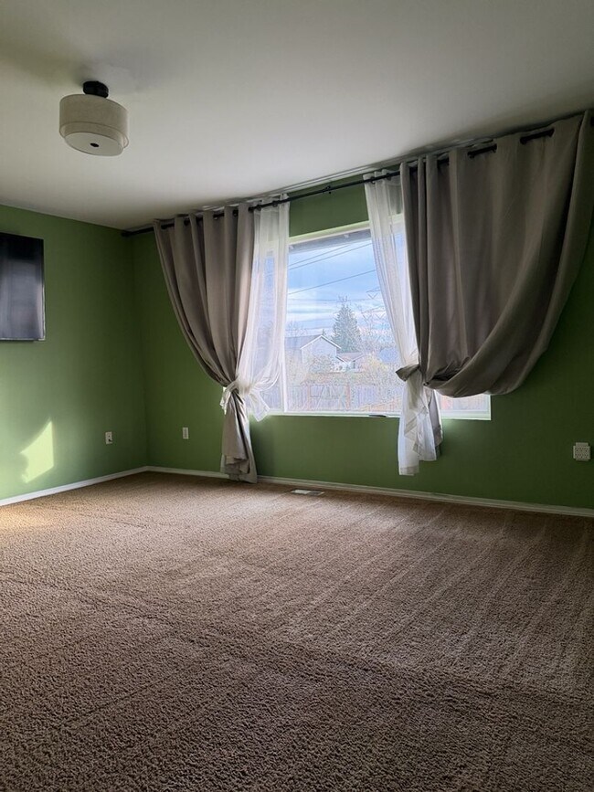 Building Photo - Spacious 3 Bed/2.5 Bath Federal Way Home.