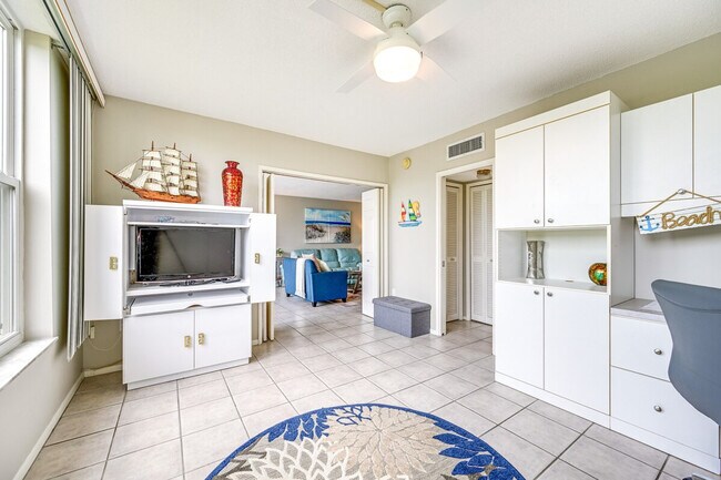 Building Photo - 745 W Country Club Dr